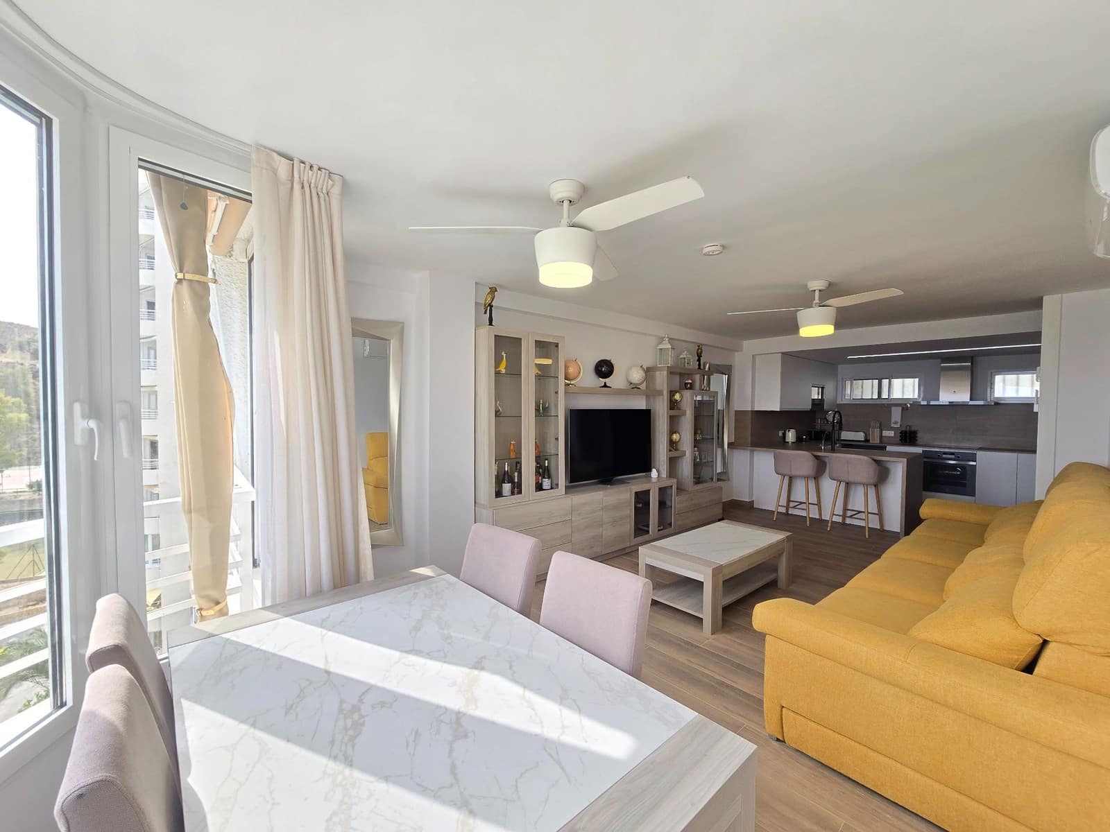 2 soveværelse Lejlighed til salg i Alicante by med swimmingpool garage - € 355.000 (Ref: 9308227)