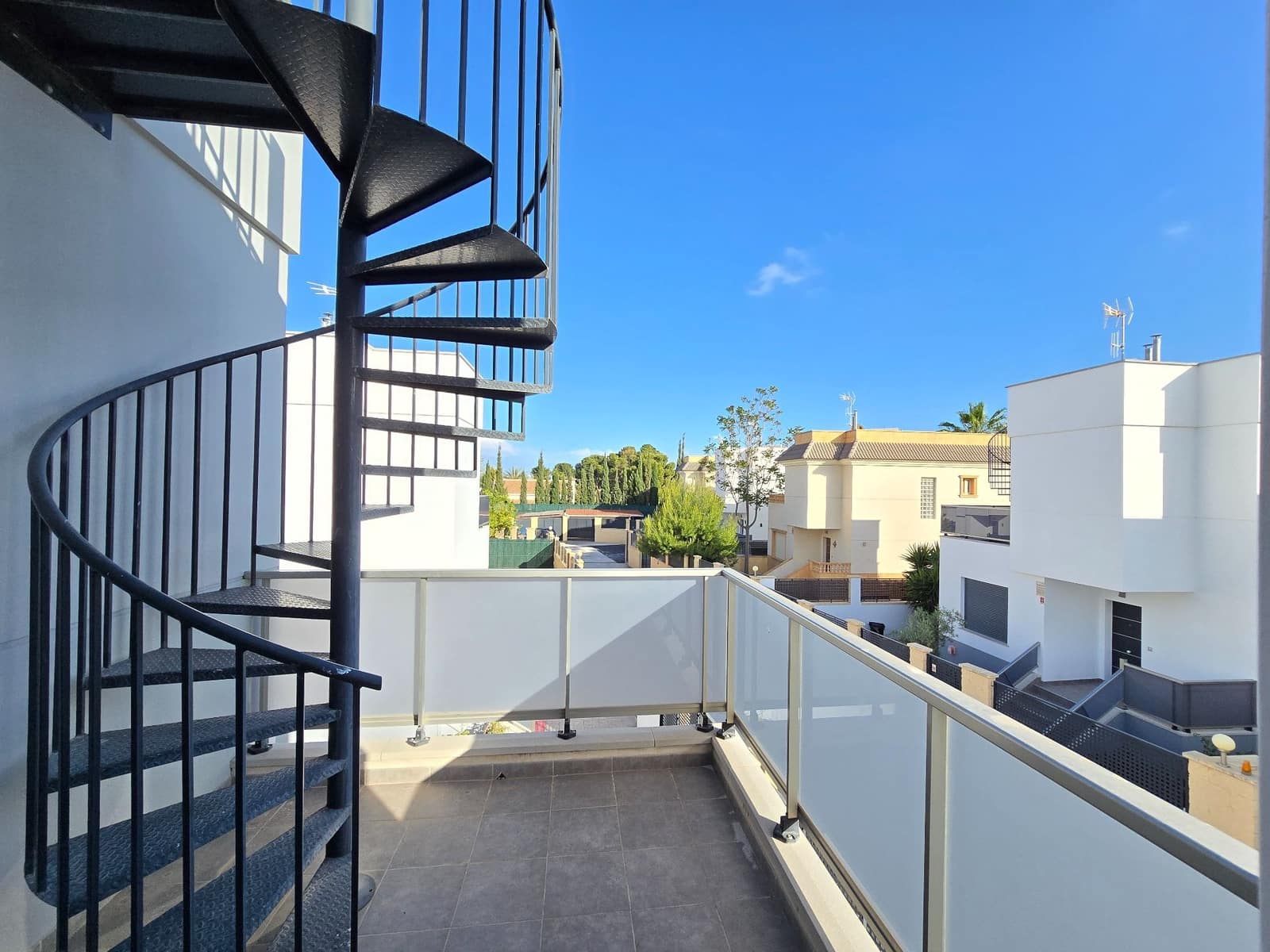 3 makuuhuone Huvila myytävänä paikassa Alicante kaupunki mukana uima-altaan 
autotalli - 585 000 € (Ref: 9387389)