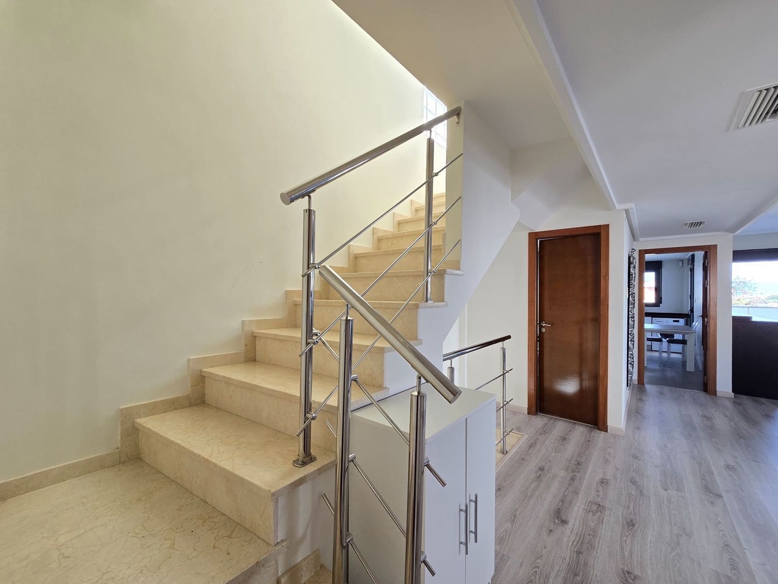 3 makuuhuone Huvila myytävänä paikassa Alicante kaupunki mukana uima-altaan 
autotalli - 585 000 € (Ref: 9387389)