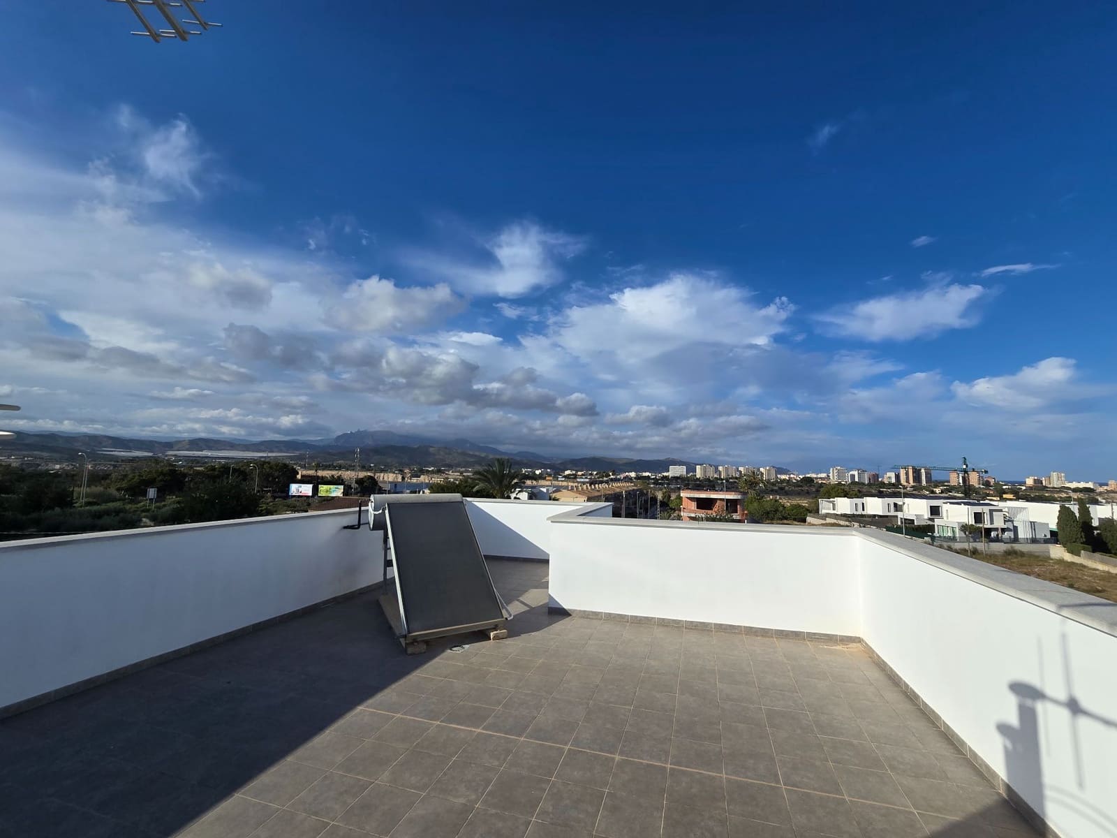 3 makuuhuone Huvila myytävänä paikassa Alicante kaupunki mukana uima-altaan 
autotalli - 585 000 € (Ref: 9387389)