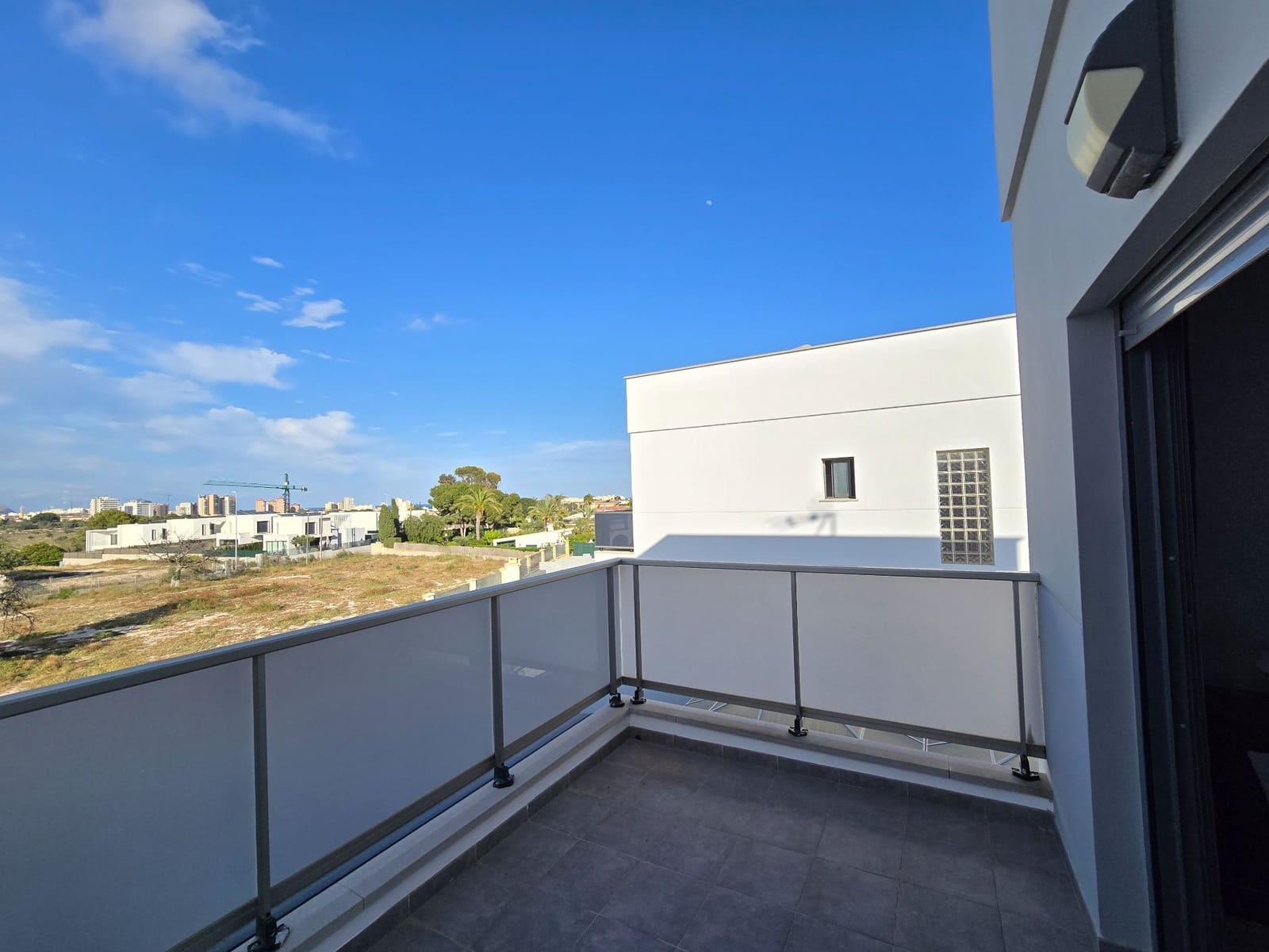 3 makuuhuone Huvila myytävänä paikassa Alicante kaupunki mukana uima-altaan 
autotalli - 585 000 € (Ref: 9387389)