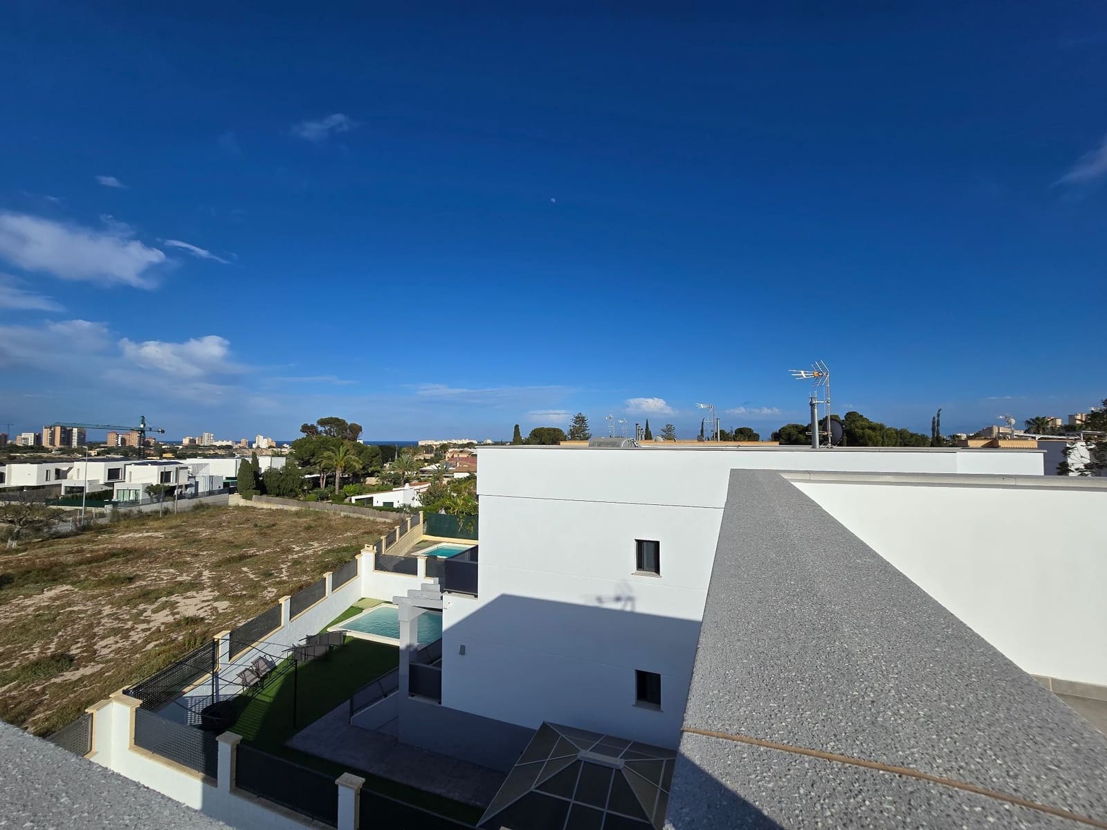 3 makuuhuone Huvila myytävänä paikassa Alicante kaupunki mukana uima-altaan 
autotalli - 585 000 € (Ref: 9387389)