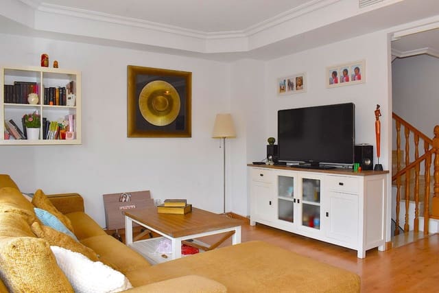 5 bedroom Semi-detached Villa for sale in La Nucia with pool garage - € 310,000 (Ref: 9424300)