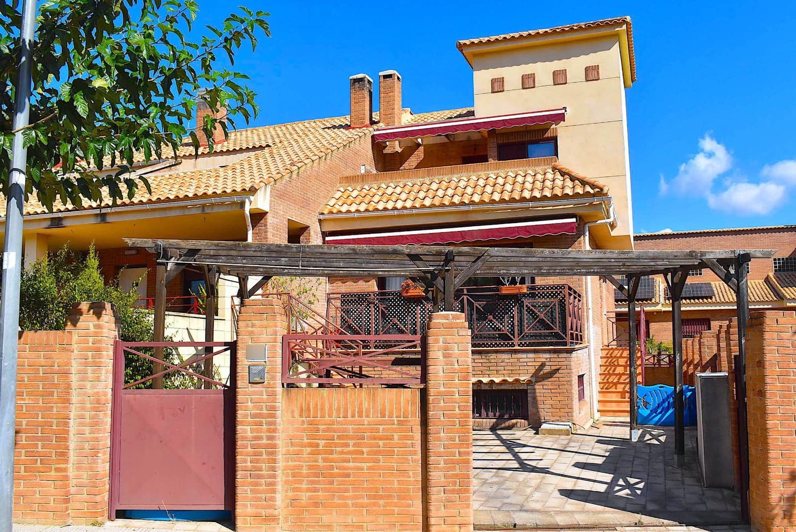 5 bedroom Semi-detached Villa for sale in La Nucia with pool garage - € 310,000 (Ref: 9424300)