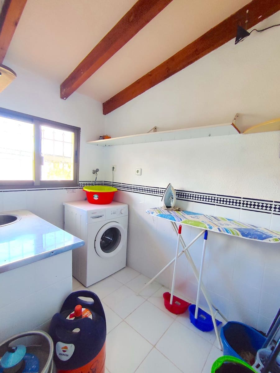 7 bedroom Villa for sale in Polop with pool garage - € 689,000 (Ref: 9425686)