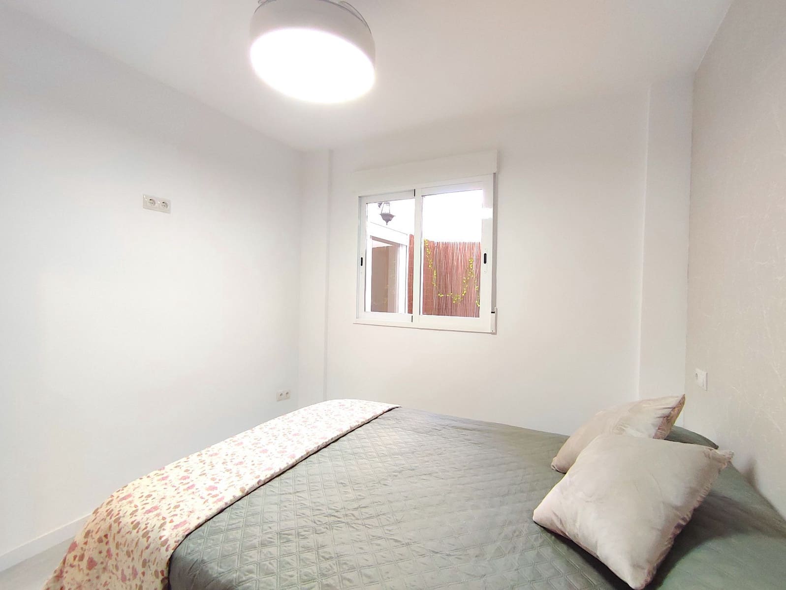 Piso de 3 habitaciones en Benidorm en alquiler - 1.300 € (Ref: 9433095)