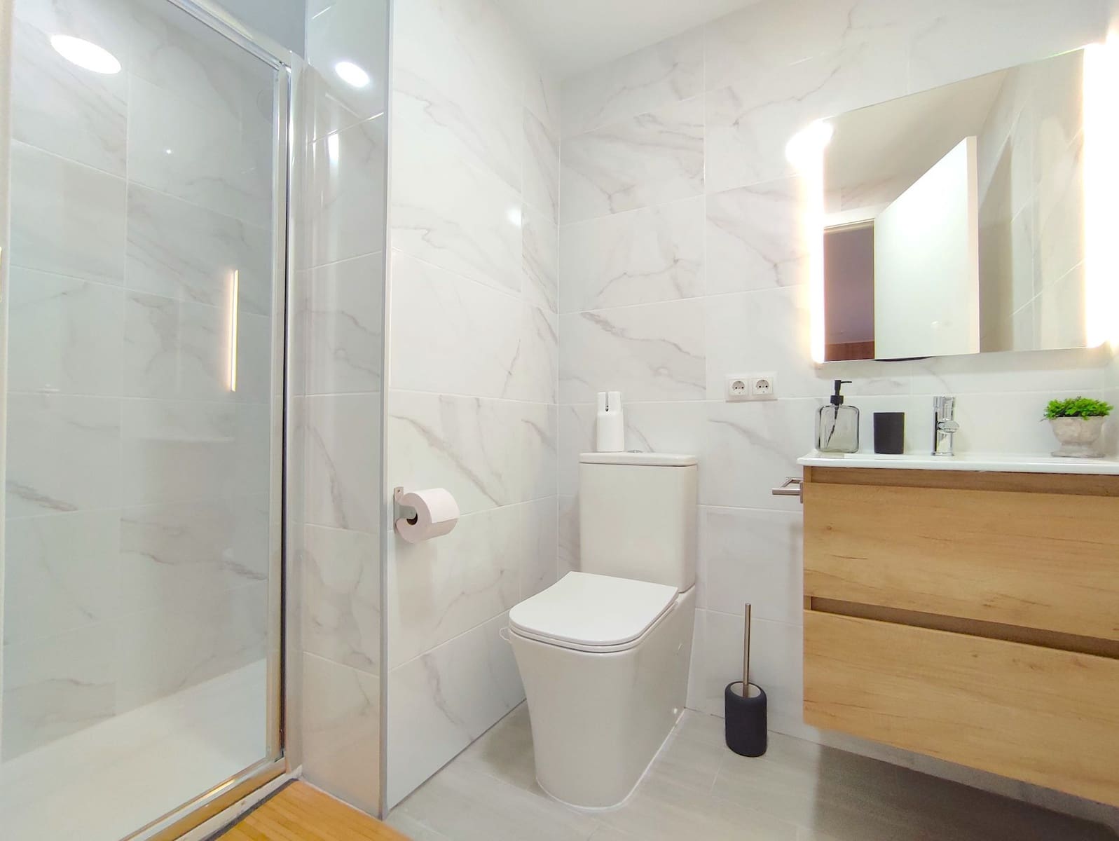 Piso de 3 habitaciones en Benidorm en alquiler - 1.300 € (Ref: 9433095)