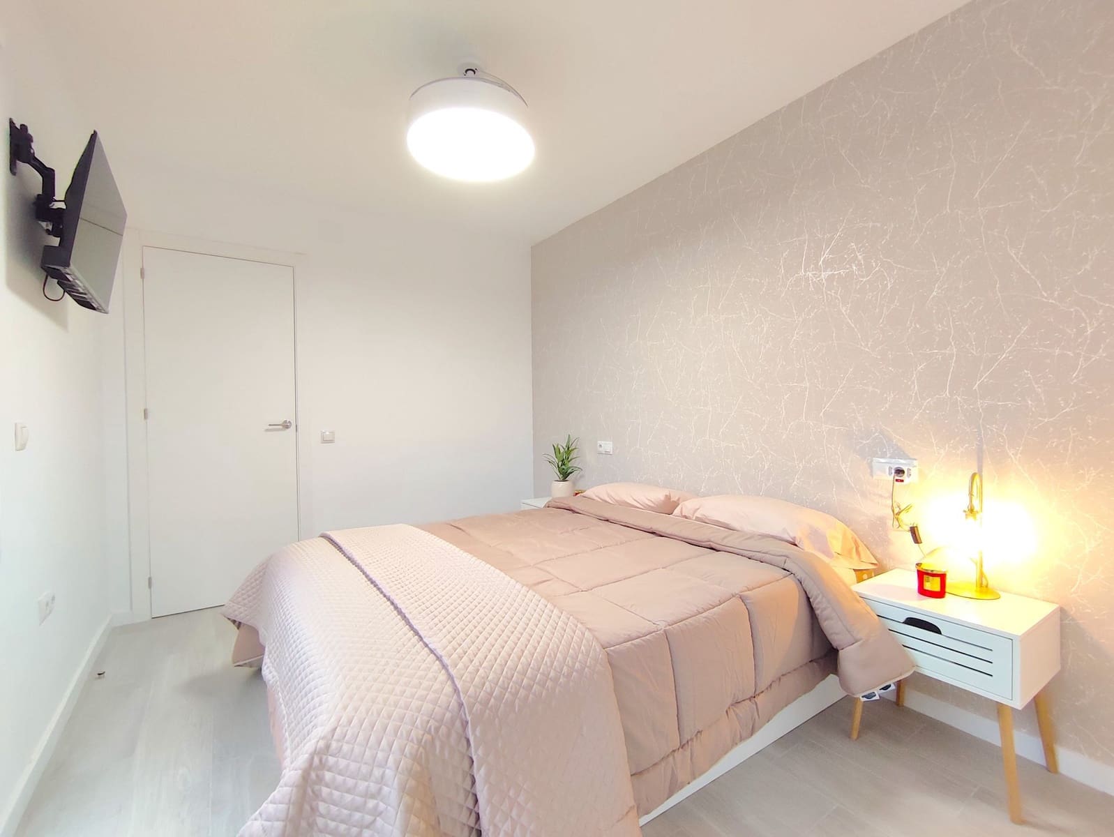 Piso de 3 habitaciones en Benidorm en alquiler - 1.300 € (Ref: 9433095)