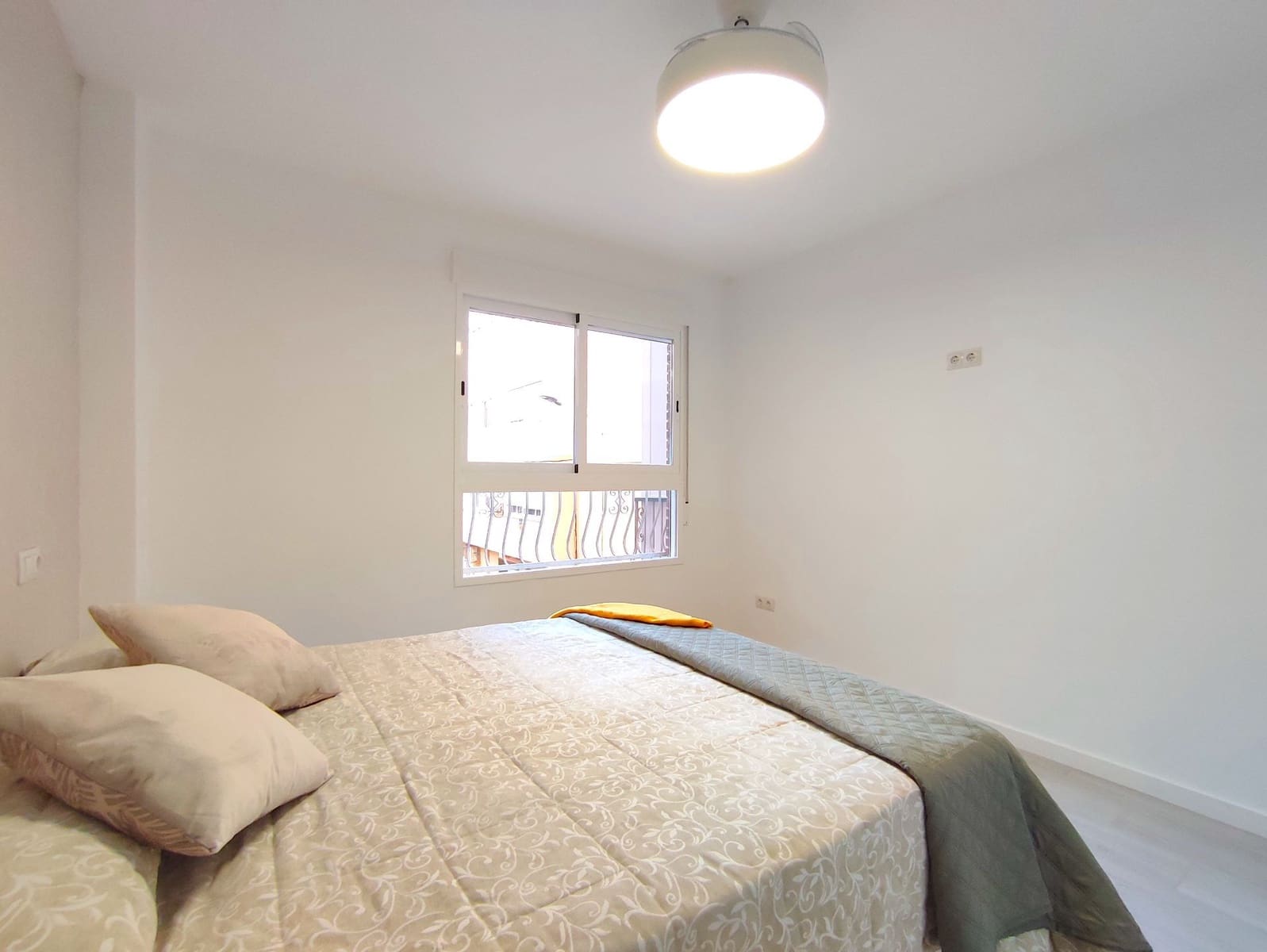 Piso de 3 habitaciones en Benidorm en alquiler - 1.300 € (Ref: 9433095)