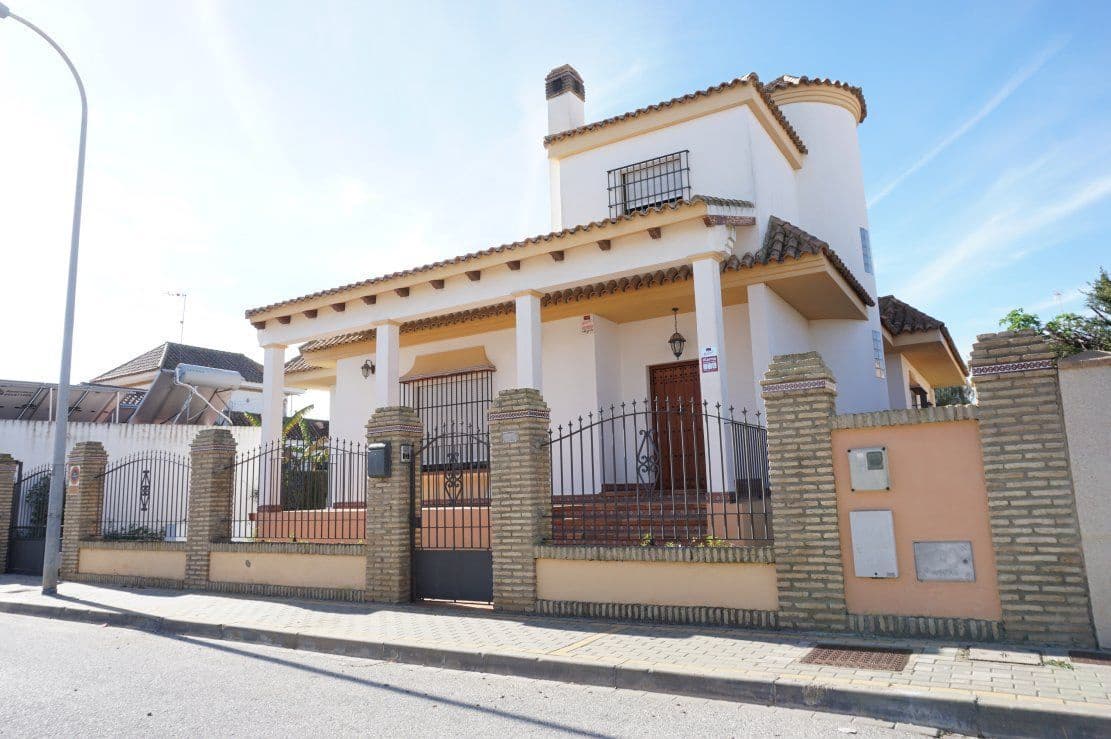 4 bedroom Villa for rent in Chipiona with garage - € 2,000 (Ref: 4957239)