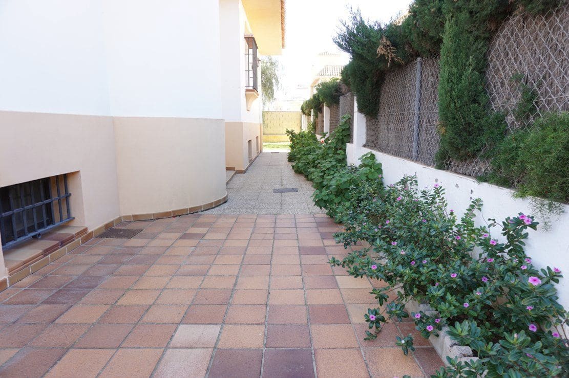 4 bedroom Villa for rent in Chipiona with garage - € 2,000 (Ref: 4957239)