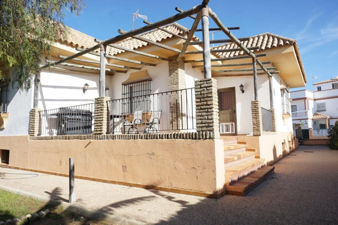 4 bedroom Villa for rent in Chipiona with garage - € 2,000 (Ref: 4957239)