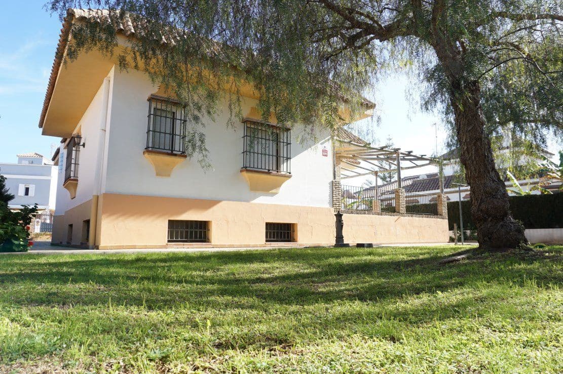 4 bedroom Villa for rent in Chipiona with garage - € 2,000 (Ref: 4957239)