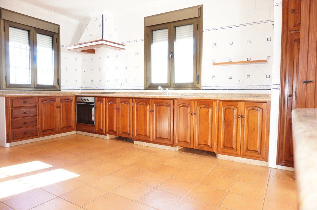 4 bedroom Villa for rent in Chipiona with garage - € 2,000 (Ref: 4957239)