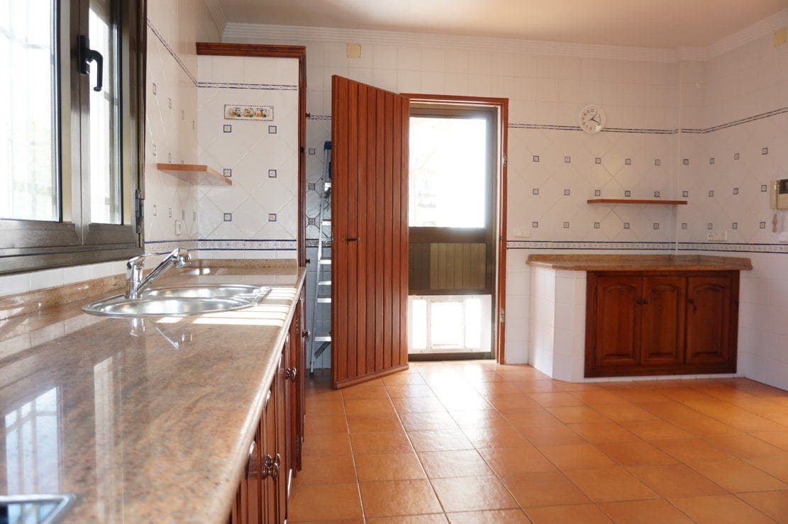 4 bedroom Villa for rent in Chipiona with garage - € 2,000 (Ref: 4957239)