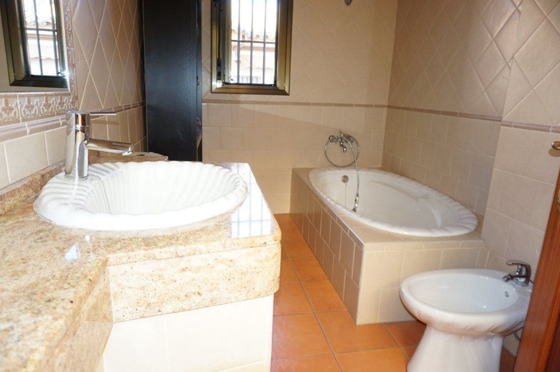 4 bedroom Villa for rent in Chipiona with garage - € 2,000 (Ref: 4957239)