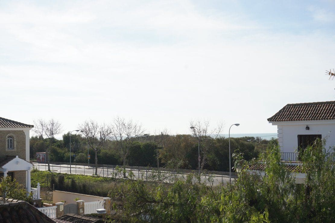 4 bedroom Villa for rent in Chipiona with garage - € 2,000 (Ref: 4957239)