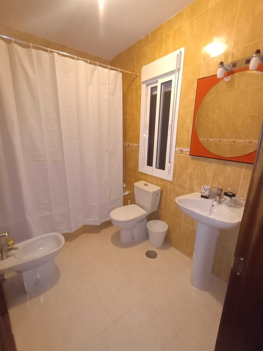 4 slaapkamer Halfvrijstaande villa te koop in Villamanrique de la Condesa met garage - € 125.000 (Ref: 9317213)