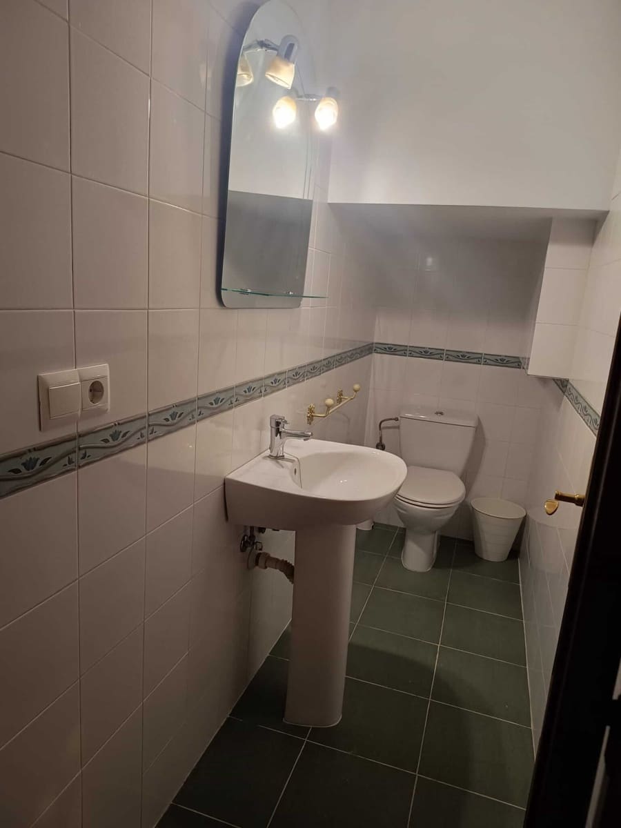 4 slaapkamer Halfvrijstaande villa te koop in Villamanrique de la Condesa met garage - € 125.000 (Ref: 9317213)