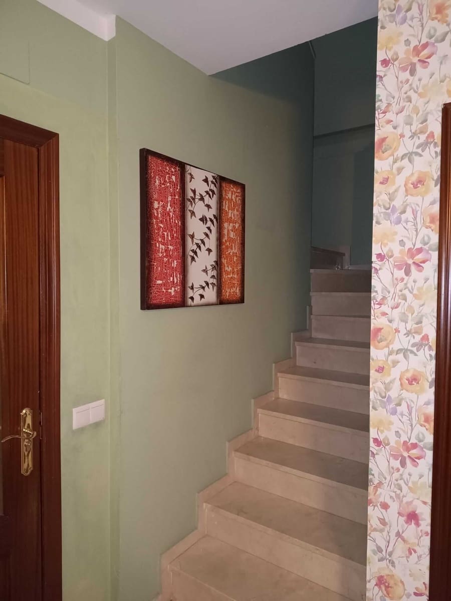 4 slaapkamer Halfvrijstaande villa te koop in Villamanrique de la Condesa met garage - € 125.000 (Ref: 9317213)