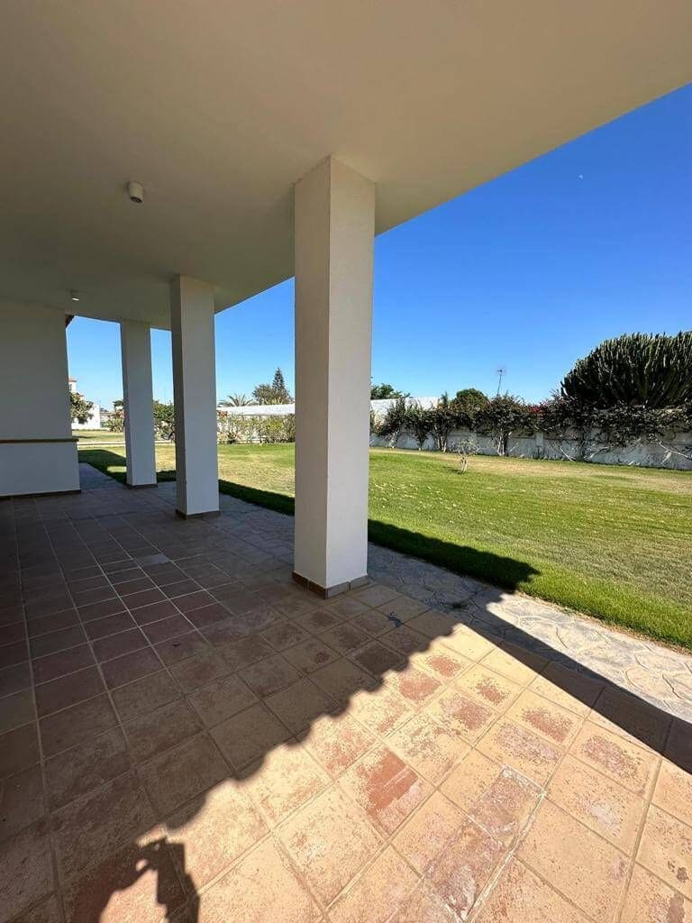 5 bedroom Villa for rent in Chipiona with pool garage - € 2,400 (Ref: 9317216)