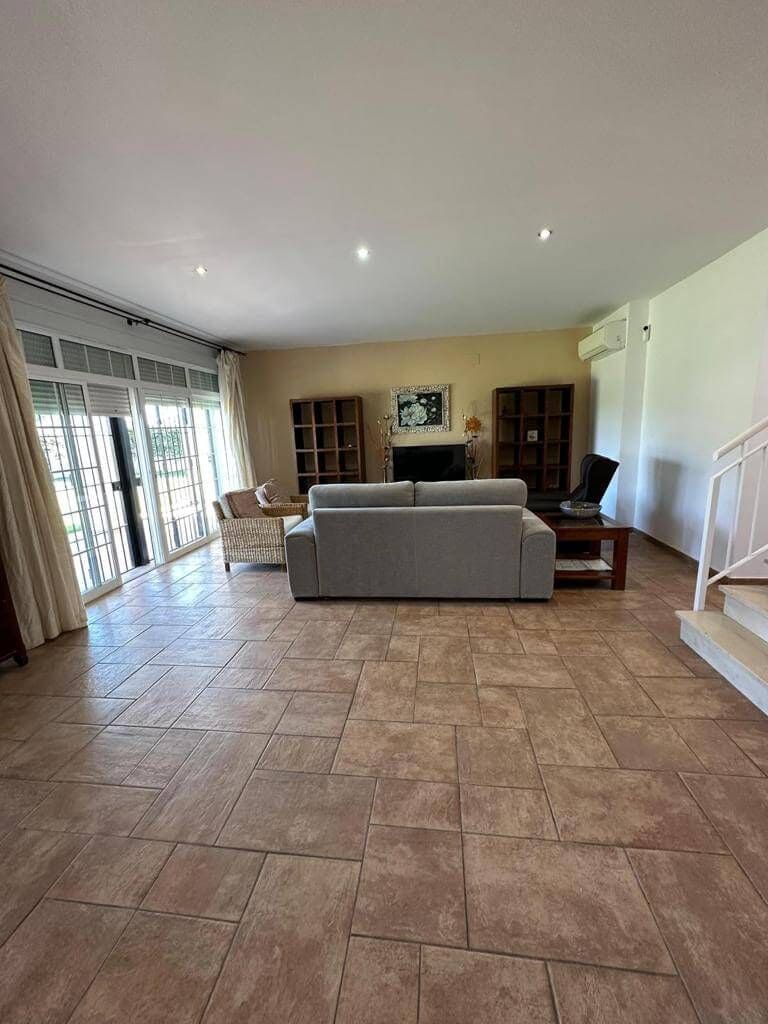 5 bedroom Villa for rent in Chipiona with pool garage - € 2,400 (Ref: 9317216)