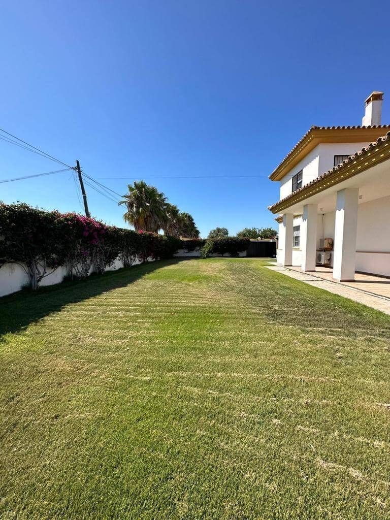 5 bedroom Villa for rent in Chipiona with pool garage - € 2,400 (Ref: 9317216)