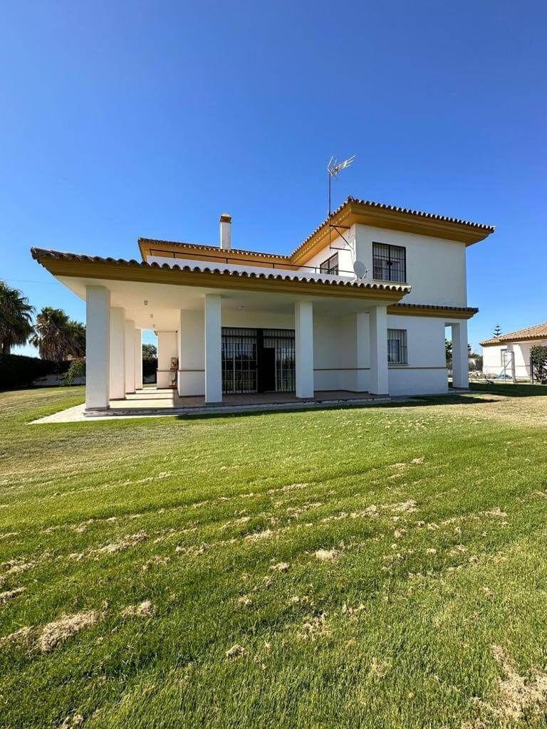 5 bedroom Villa for rent in Chipiona with pool garage - € 2,400 (Ref: 9317216)