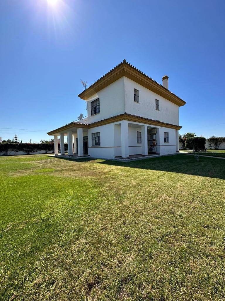 5 bedroom Villa for rent in Chipiona with pool garage - € 2,400 (Ref: 9317216)