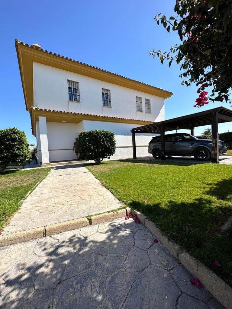 5 bedroom Villa for rent in Chipiona with pool garage - € 2,400 (Ref: 9317216)
