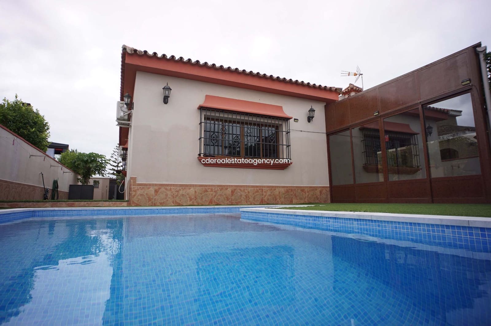 3 bedroom Villa for rent in El Puerto de Santa Maria with pool garage - € 2,500 (Ref: 9317218)