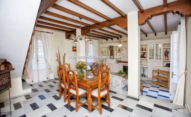 5 bedroom Villa for rent in Rota with pool garage - € 1,700 (Ref: 9317221)