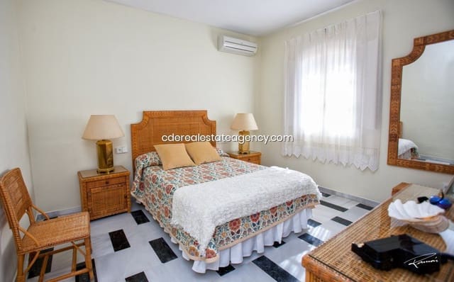 5 bedroom Villa for rent in Rota with pool garage - € 1,700 (Ref: 9317221)