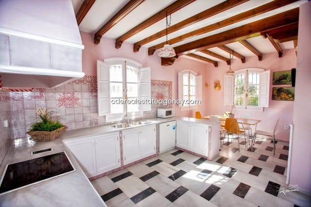 5 bedroom Villa for rent in Rota with pool garage - € 1,700 (Ref: 9317221)