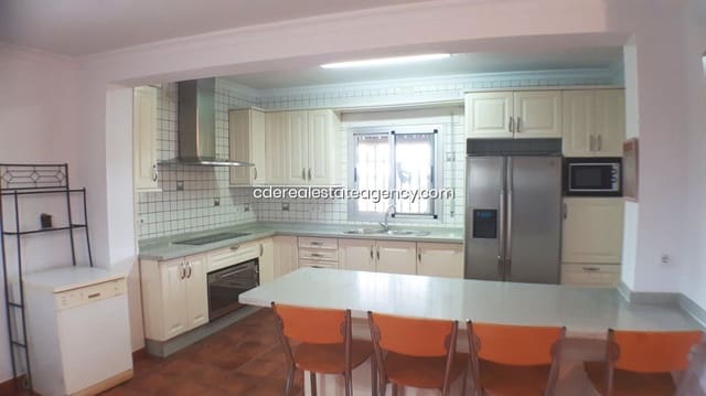 5 bedroom Villa for rent in Rota with pool garage - € 1,700 (Ref: 9317221)