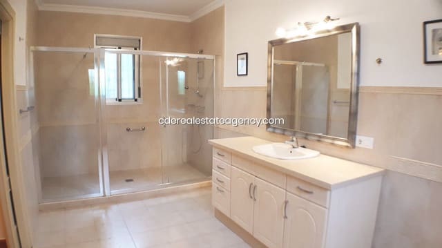 5 bedroom Villa for rent in Rota with pool garage - € 1,700 (Ref: 9317221)