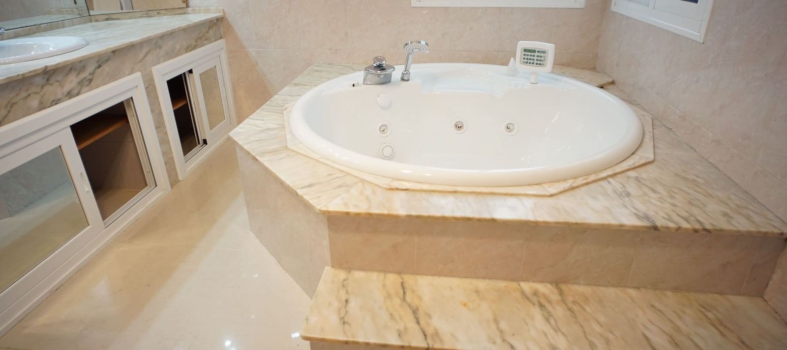 6 soverom Villa til leie i Chipiona med svømmebasseng garasje - € 2 500 (Ref: 9547540)