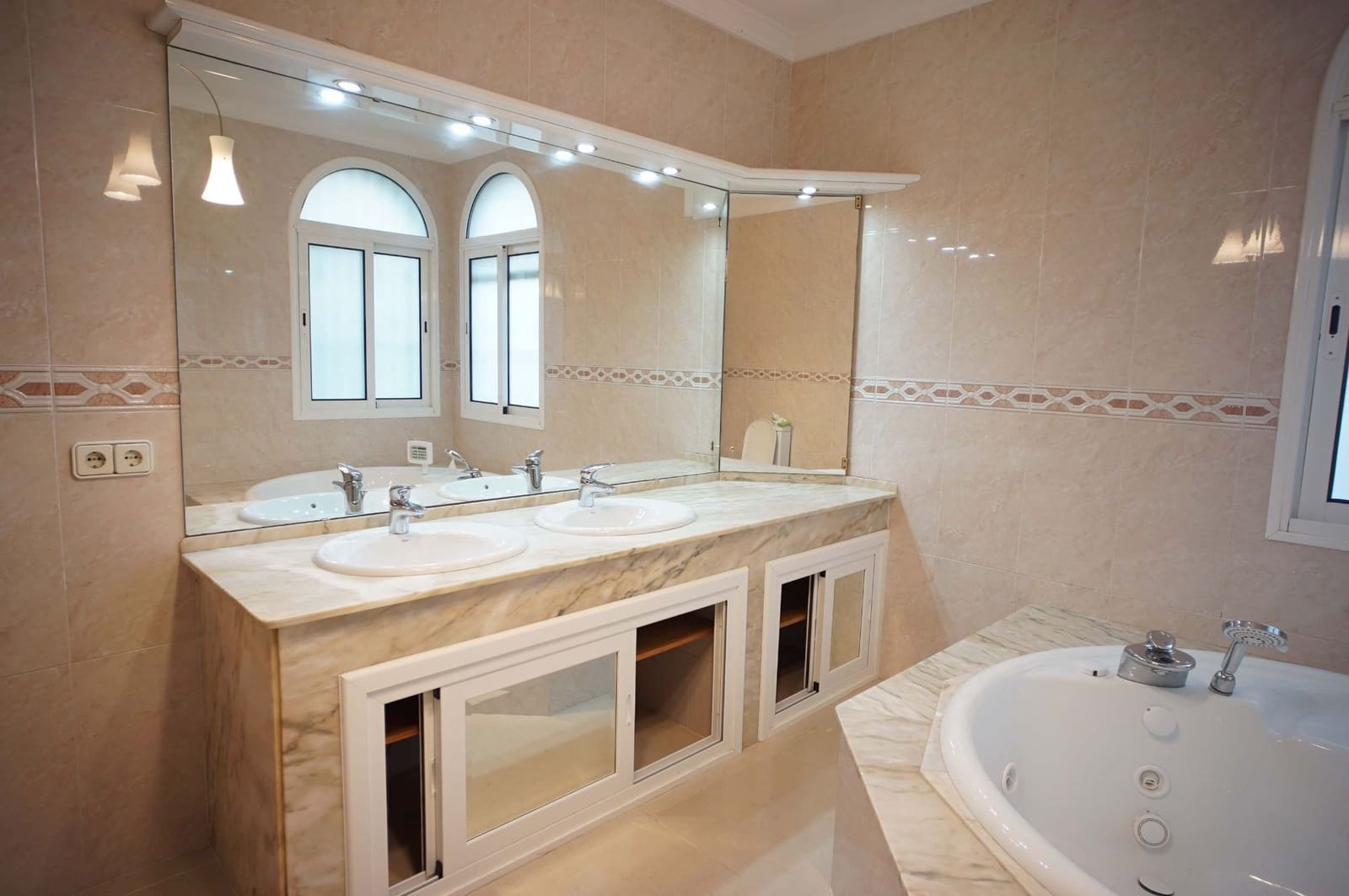 6 soverom Villa til leie i Chipiona med svømmebasseng garasje - € 2 500 (Ref: 9547540)