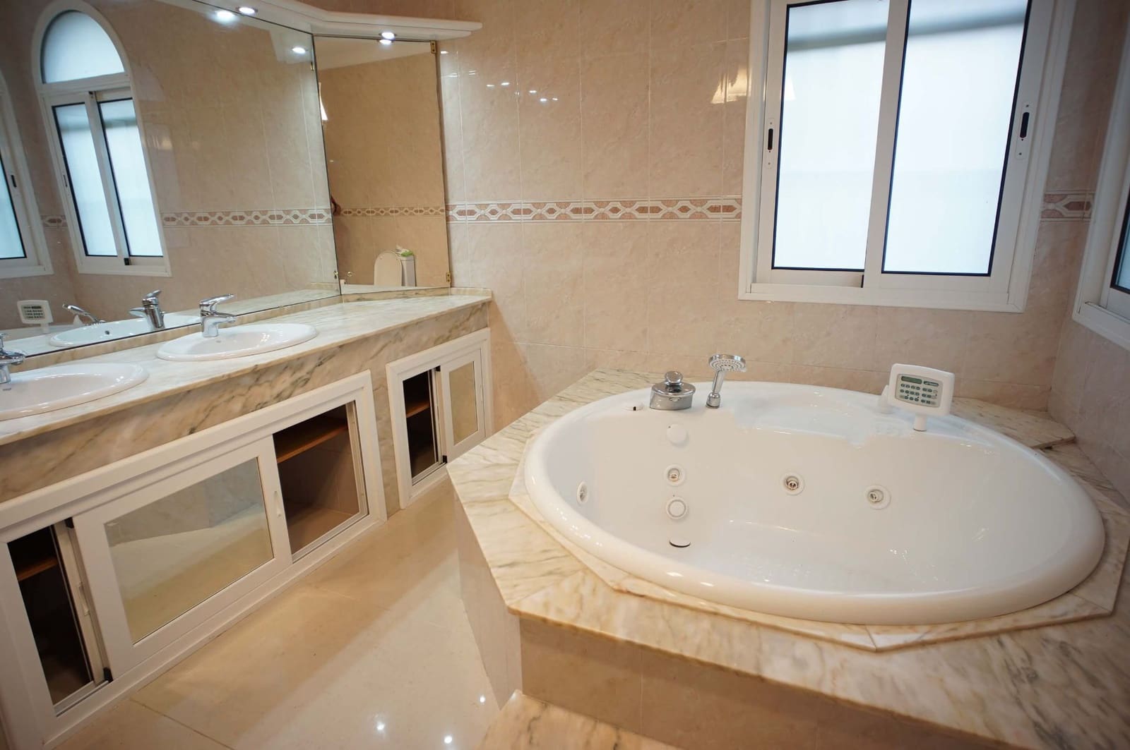 6 soverom Villa til leie i Chipiona med svømmebasseng garasje - € 2 500 (Ref: 9547540)