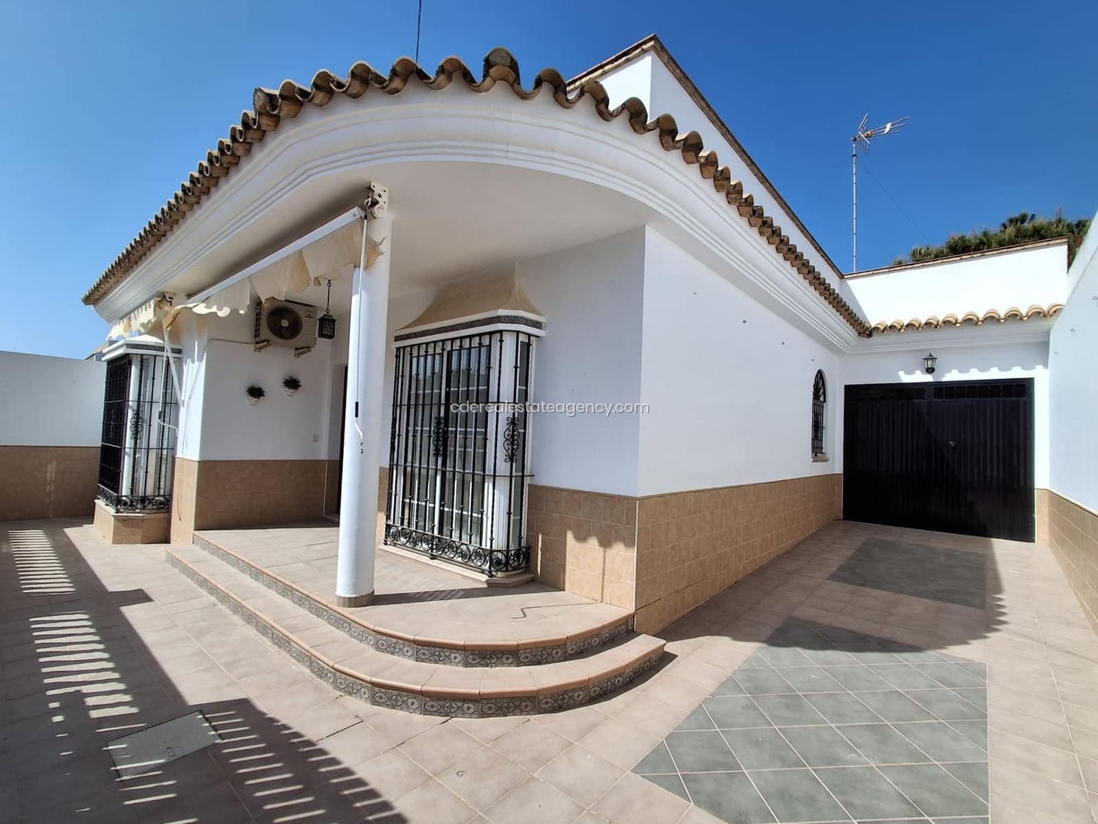 3 soverom Villa til leie i Chipiona med garasje - € 1 440 (Ref: 9806071)