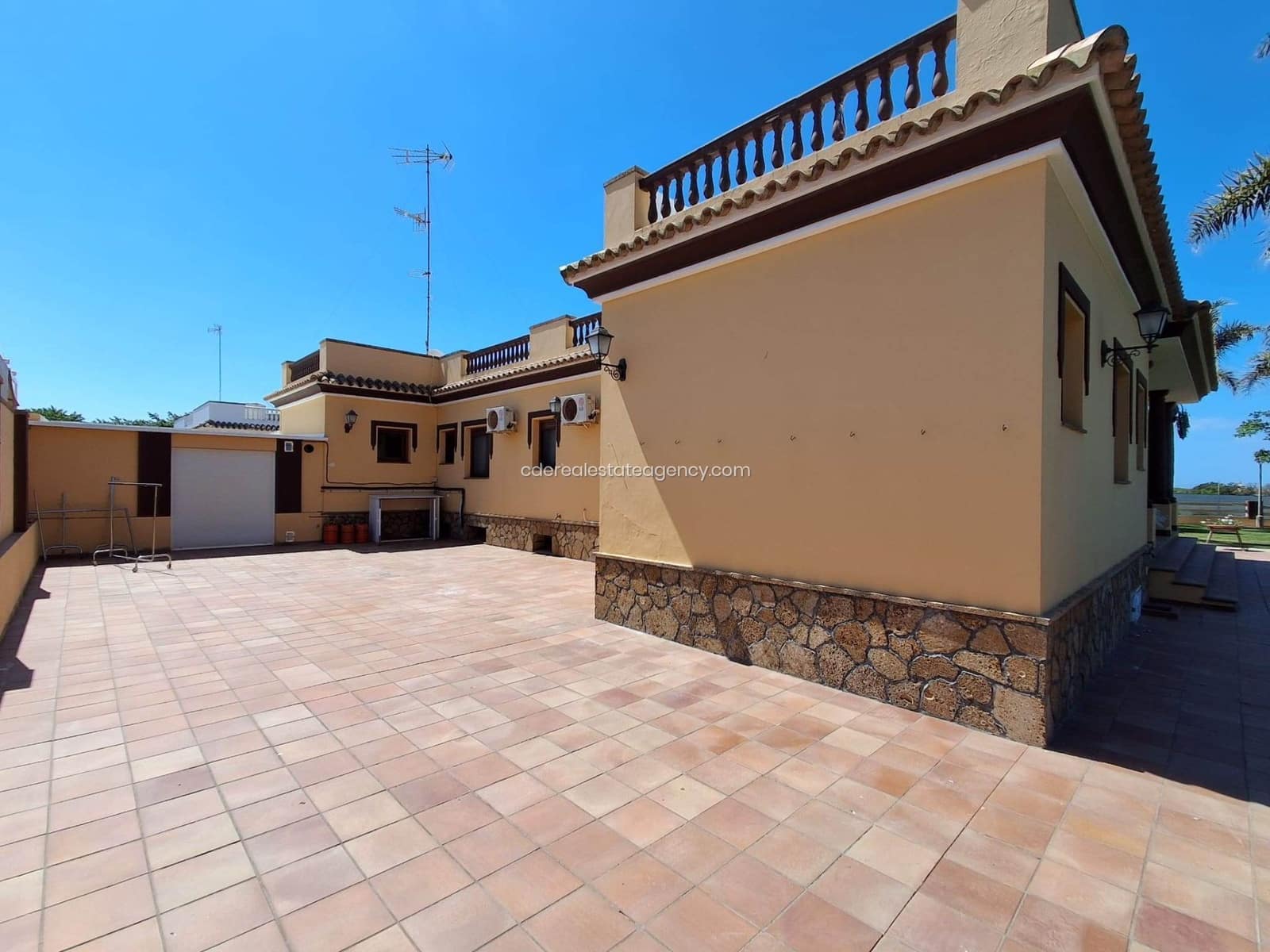 4 slaapkamer Villa te huur in Chipiona met garage - € 2.500 (Ref: 9824611)