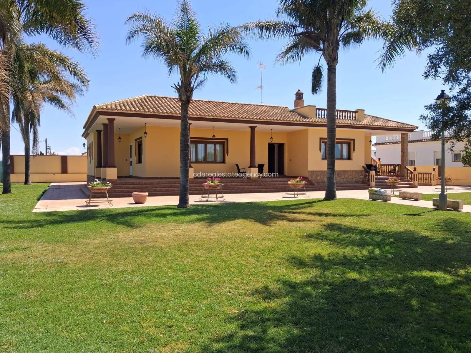 4 slaapkamer Villa te huur in Chipiona met garage - € 2.500 (Ref: 9824611)