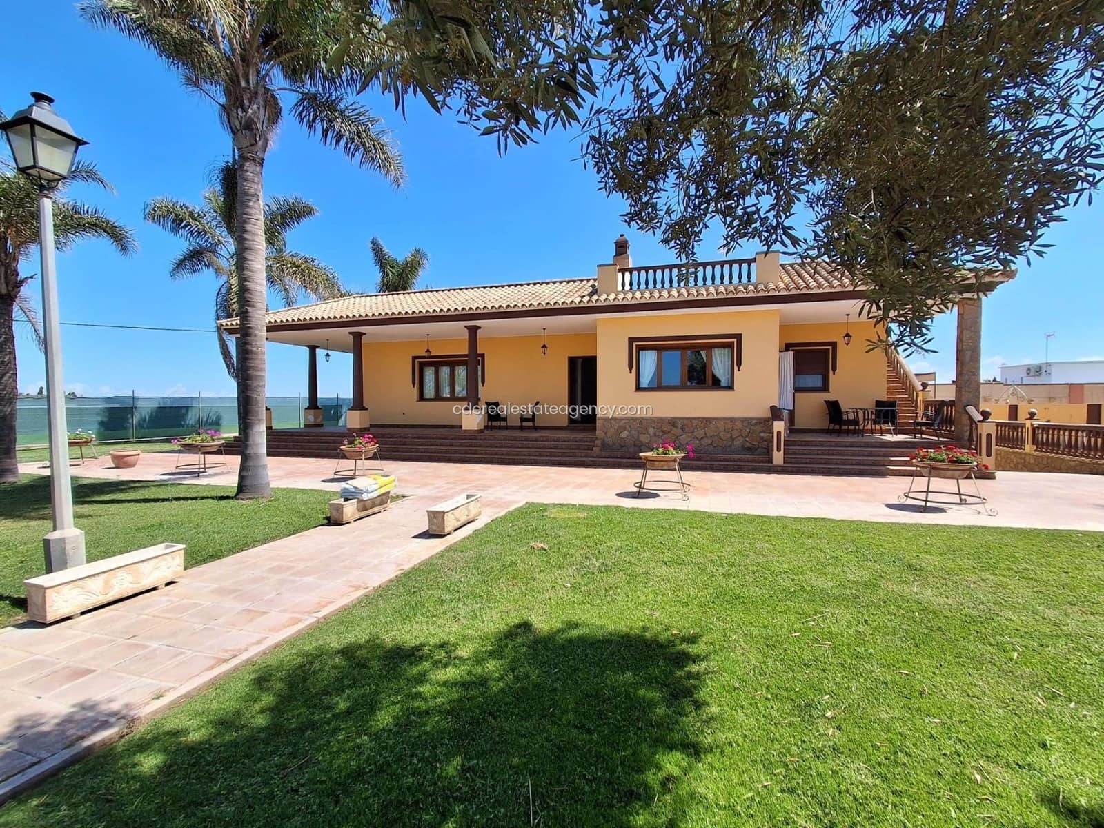 4 slaapkamer Villa te huur in Chipiona met garage - € 2.500 (Ref: 9824611)