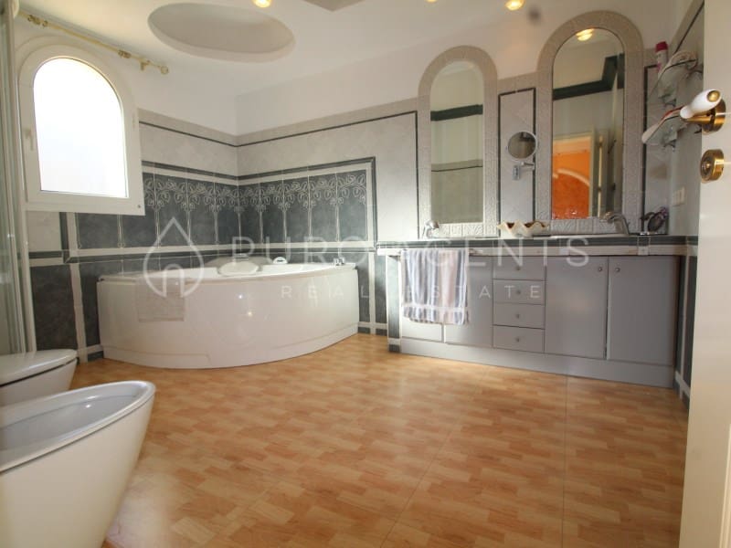 6 soverom Villa til salgs i Palmanova med svømmebasseng garasje - € 1 990 000 (Ref: 5075061)