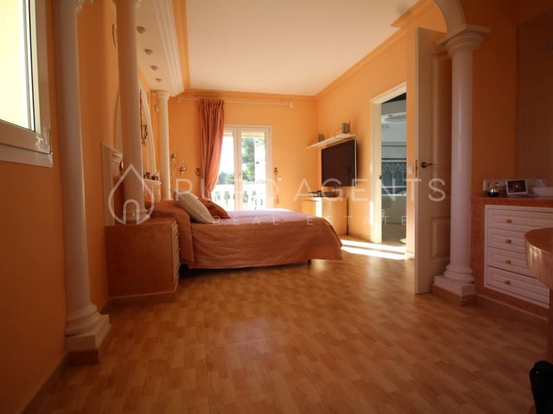 6 soverom Villa til salgs i Palmanova med svømmebasseng garasje - € 1 990 000 (Ref: 5075061)