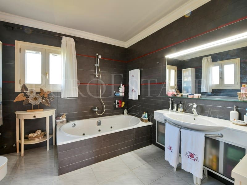 5 bedroom Villa for sale in Sa Cabaneta / La Cabaneta with garage - € 1,550,000 (Ref: 9625921)