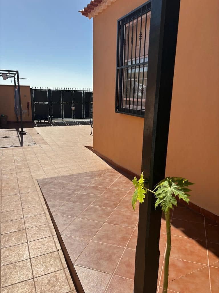 4 bedroom Semi-detached Villa for sale in Las Rosas (Las Galletas) with garage - € 468,000 (Ref: 10157389)