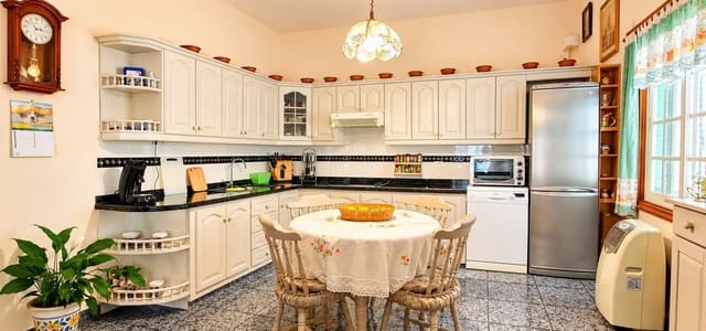 3 bedroom Semi-detached Villa for sale in Abades, Arico with garage - € 385,000 (Ref: 10182631)