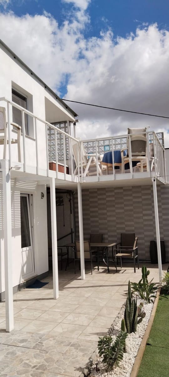 5 bedroom Villa for sale in Arona with garage - € 585,000 (Ref: 9202222)