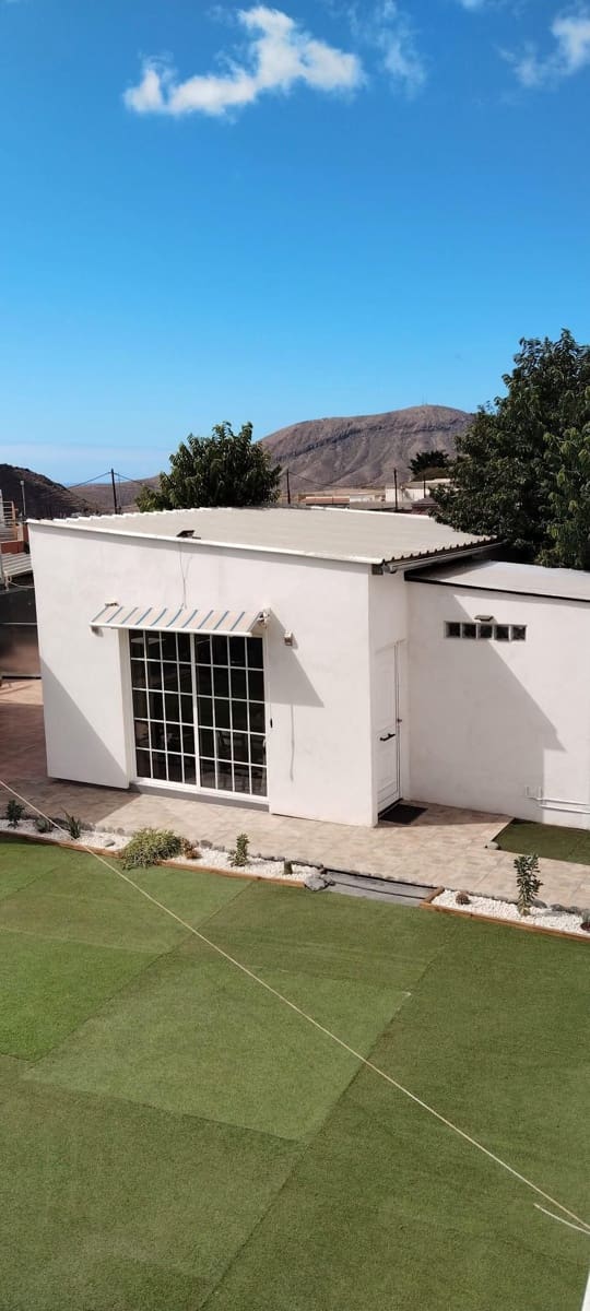 5 bedroom Villa for sale in Arona with garage - € 585,000 (Ref: 9202222)